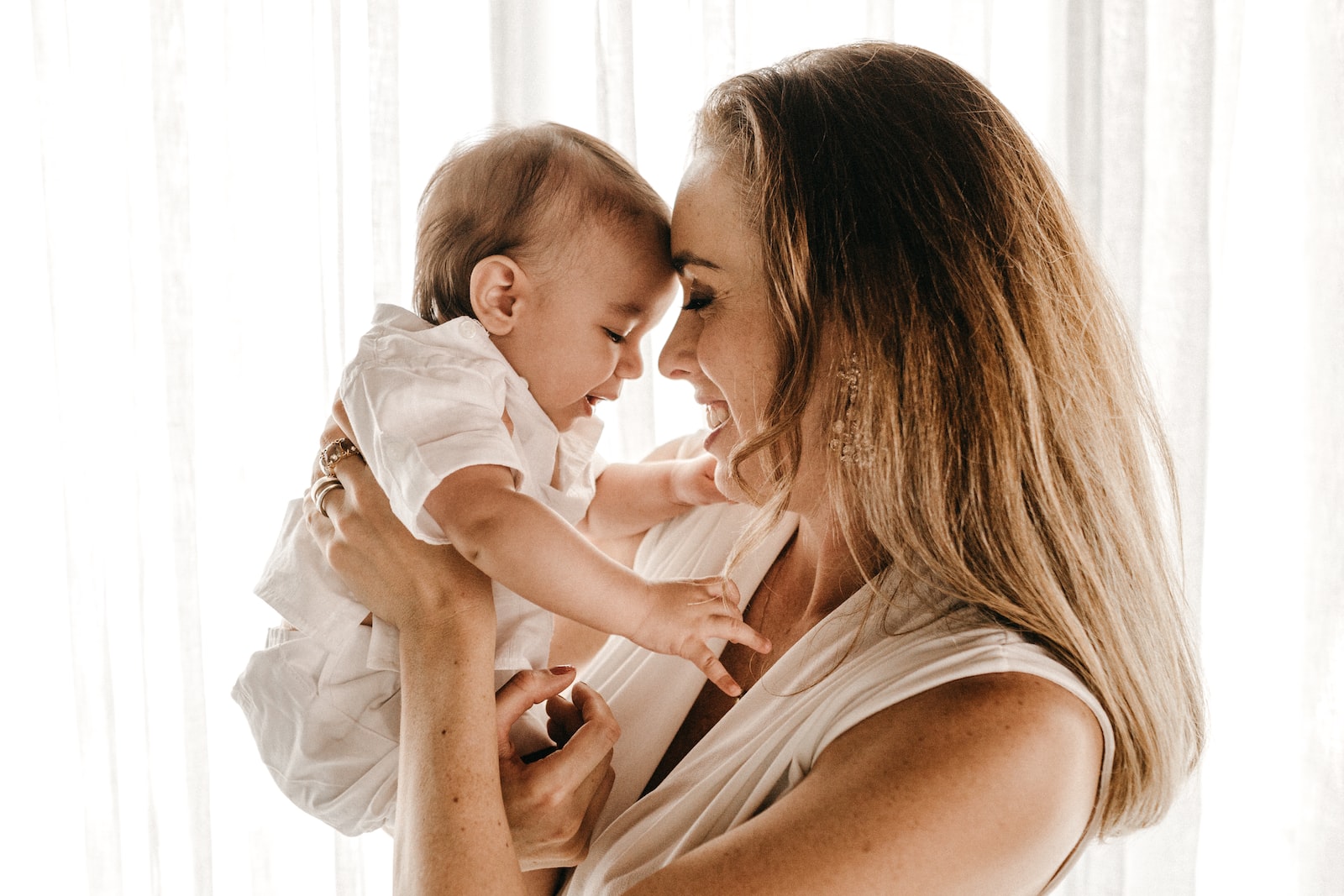 Les avantages des écharpes de portage tissées pour vos bébés et enfants