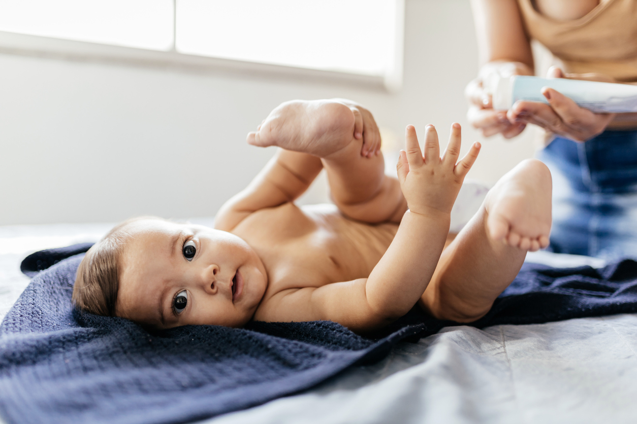 Le change de bébé : comment éviter les érythèmes ?