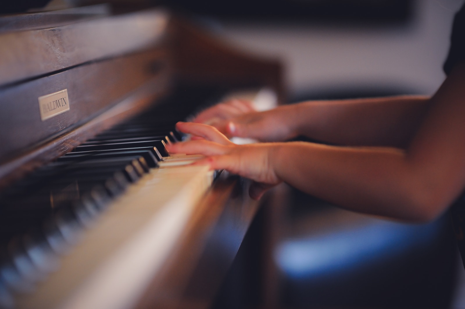 Éveiller la mélodie chez les petits : L&rsquo;expérience positive d&rsquo;Anna, 7 ans, avec les cours de piano enfant Cultura