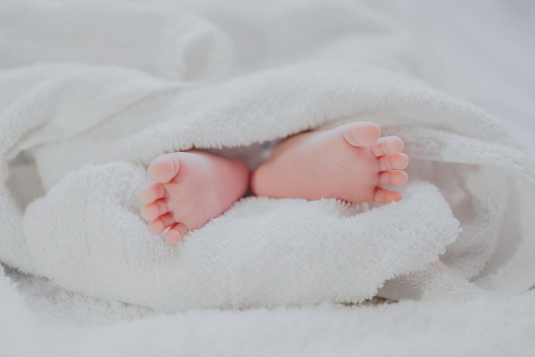 Comment occuper bébé dans l&rsquo;avion : 10 astuces incontournables pour un vol serein