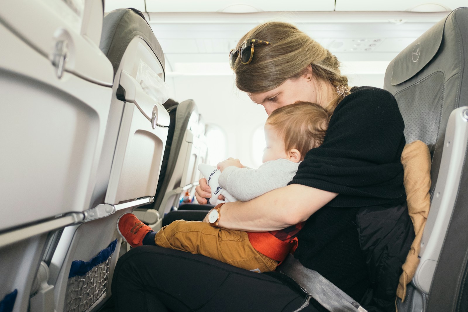 Faut-il une carte d&rsquo;identité pour un bébé en avion : le guide complet des documents nécessaires